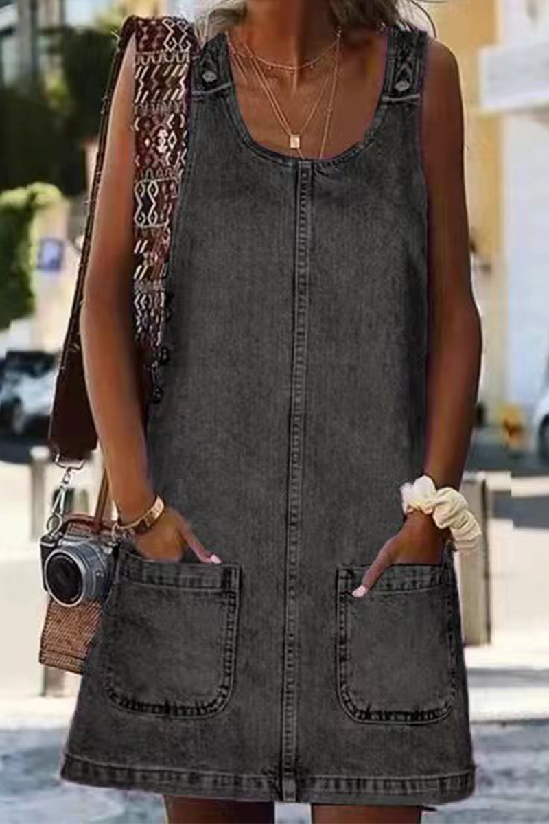 "Afslappet street U-hals kjole i let stof med elegante detaljer, ideel til både hverdags- og aftenbrug, fås i flere farver."