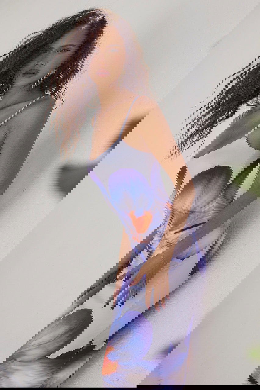 "Elegant Selina kjole i figursyet snit med klassisk blomsterprint, perfekt til kvinder for både komfort og stil."