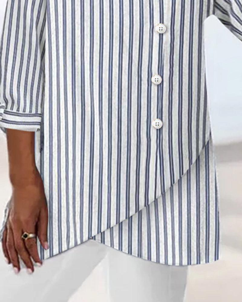 "Elegant stribet damebluse med 3/4 ærmer, frontbillede. Moderne design i komfortable, åndbare materialer."