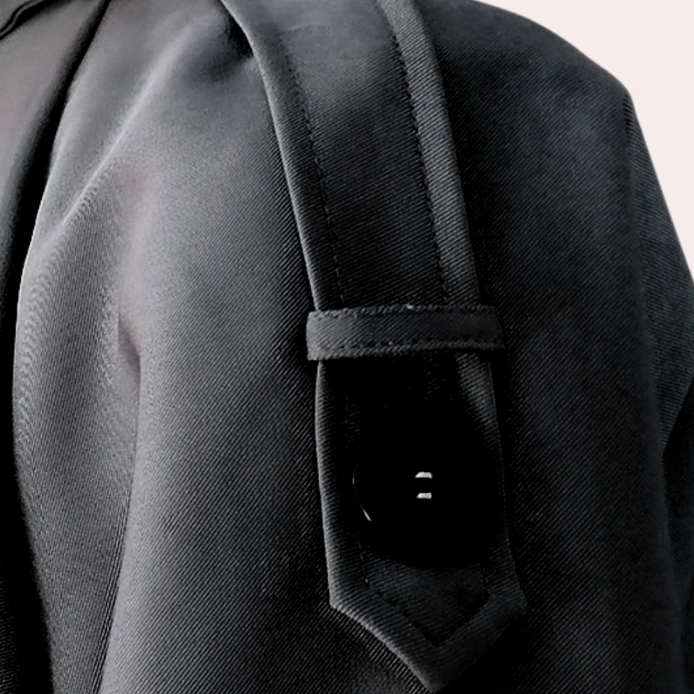 "Elegant trenchcoat i armygrøn, klassisk design med justerbar talje, ideel til fashionabelt udendørsbrug."