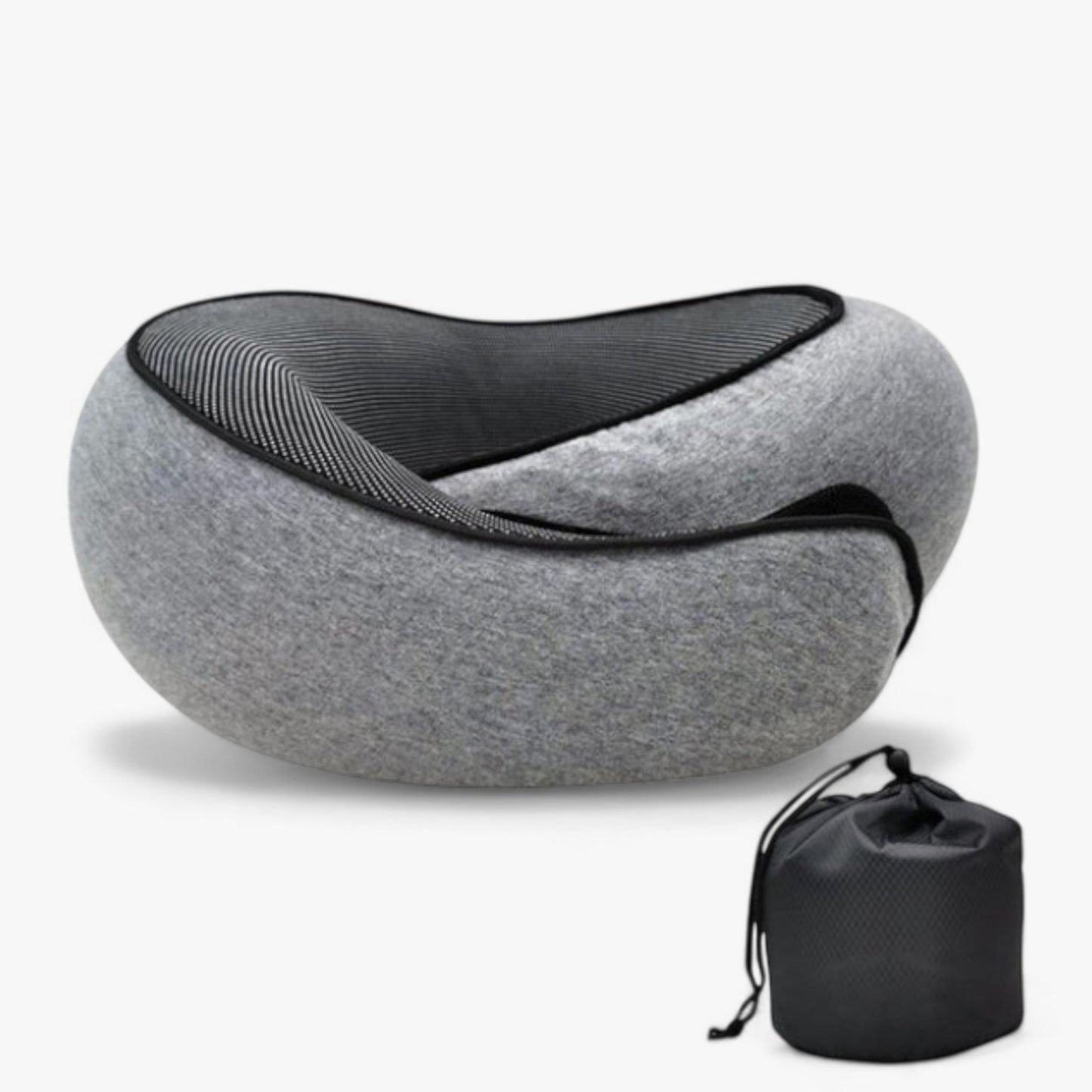 "Ergonomisk rejsepude i lysegrå memory foam for optimal nakkestøtte og komfort på rejser, med medfølgende opbevaringspose."