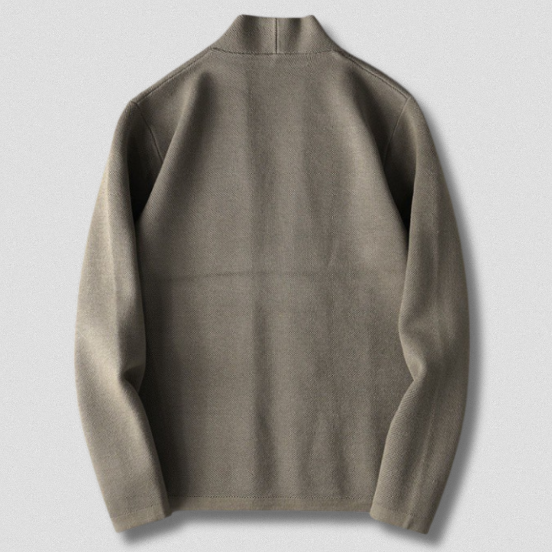 "Grå Johan cardigan i blødt strik med moderne snit, perfekt til både afslappet og formelt herrelook."