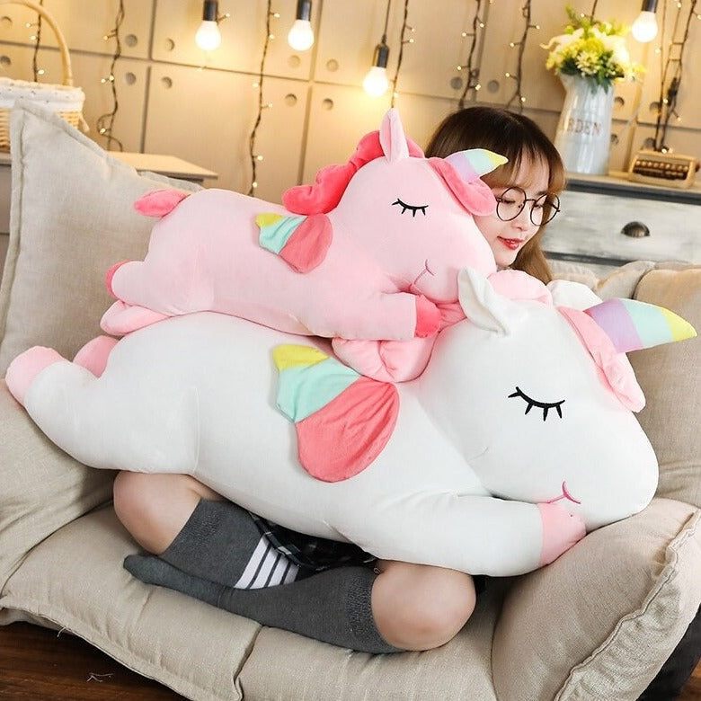 "Kæmpe plys enhjørning i livlige farver, blødt materiale med vinger, perfekt dekoration til børneværelset"