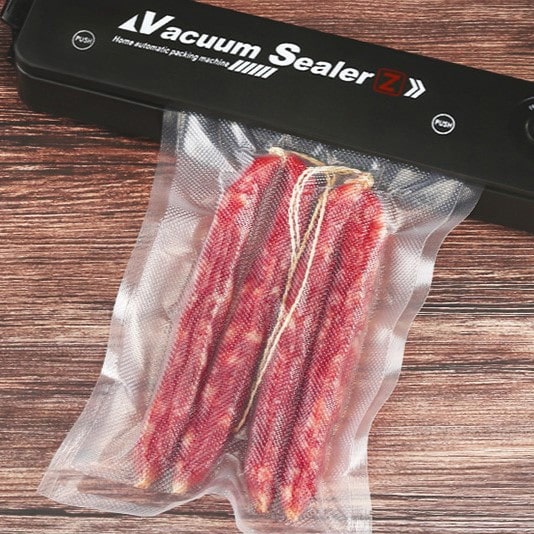 "Kompakt AirFresh vakuumpakkemaskine i brug, bevarer mad friskere og længere, pladsbesparende design."