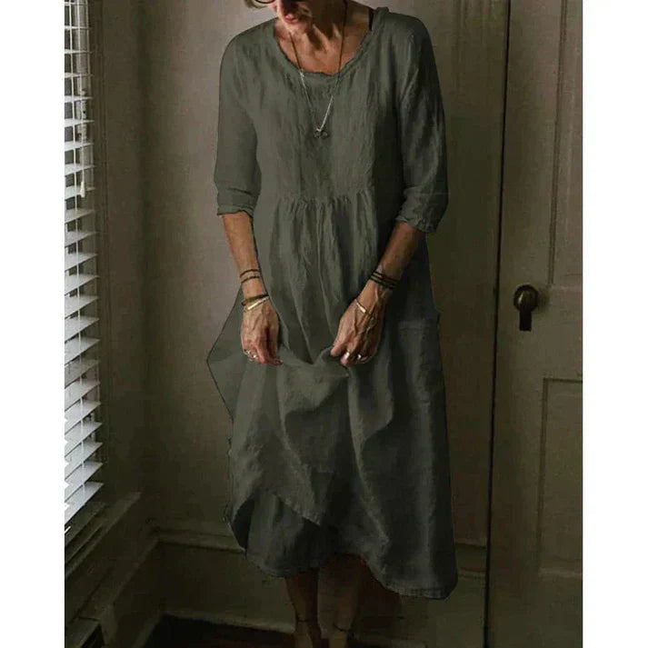 "Let og åndbar dame midi kjole med empire talje og 3/4 ærmer, ideel til både hverdag og fest."