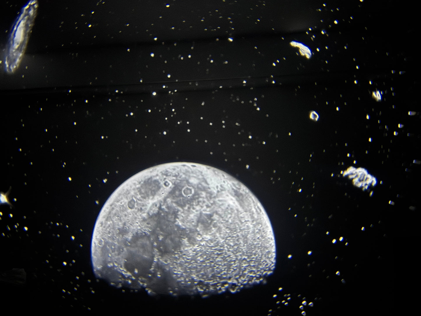 "Sky LED stjerneprojektor med galakseeffekter, kompakt design, skaber stjernehimmel i hjemmet, justerbar lyssætning."