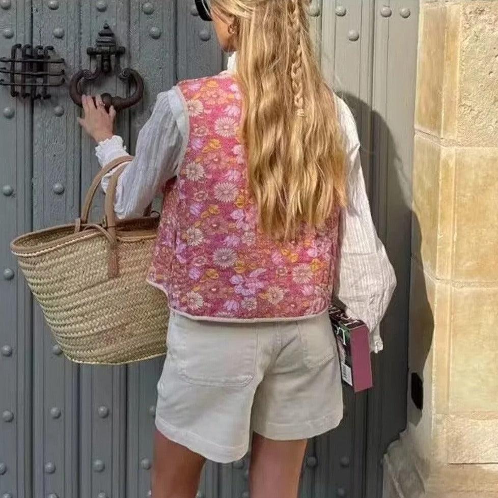 "Stilfuld vandtæt damemodevest i elegant design med feminint snit, perfekt til beskyttelse mod vind og vejr."