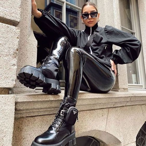 "Stilfulde læderbukser til kvinder med elegant design og glat overflade, tætsiddende pasform, perfekt til dag- og aftenbrug."