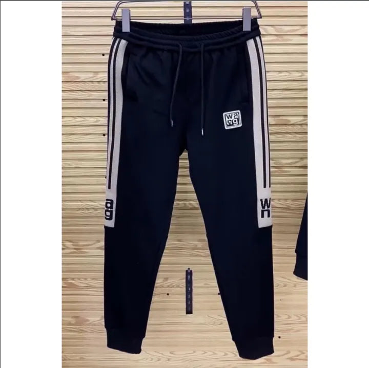 "Stilfuldt og ergonomisk herretræningssæt i åndbart stof med perfekt pasform, ideel til sport og afslapning."