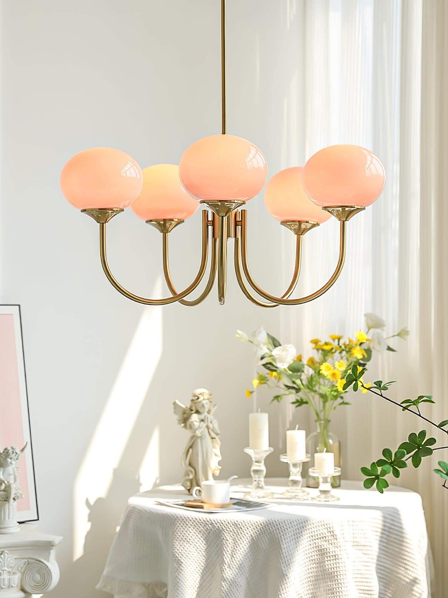 Elegant Lysekrone med Gyldne Detaljer & Lyserøde Glasskærme