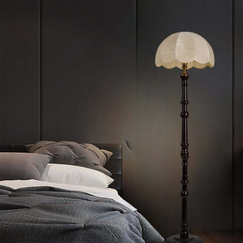 Elegant Gulvlampe i Træ med Stofskærm