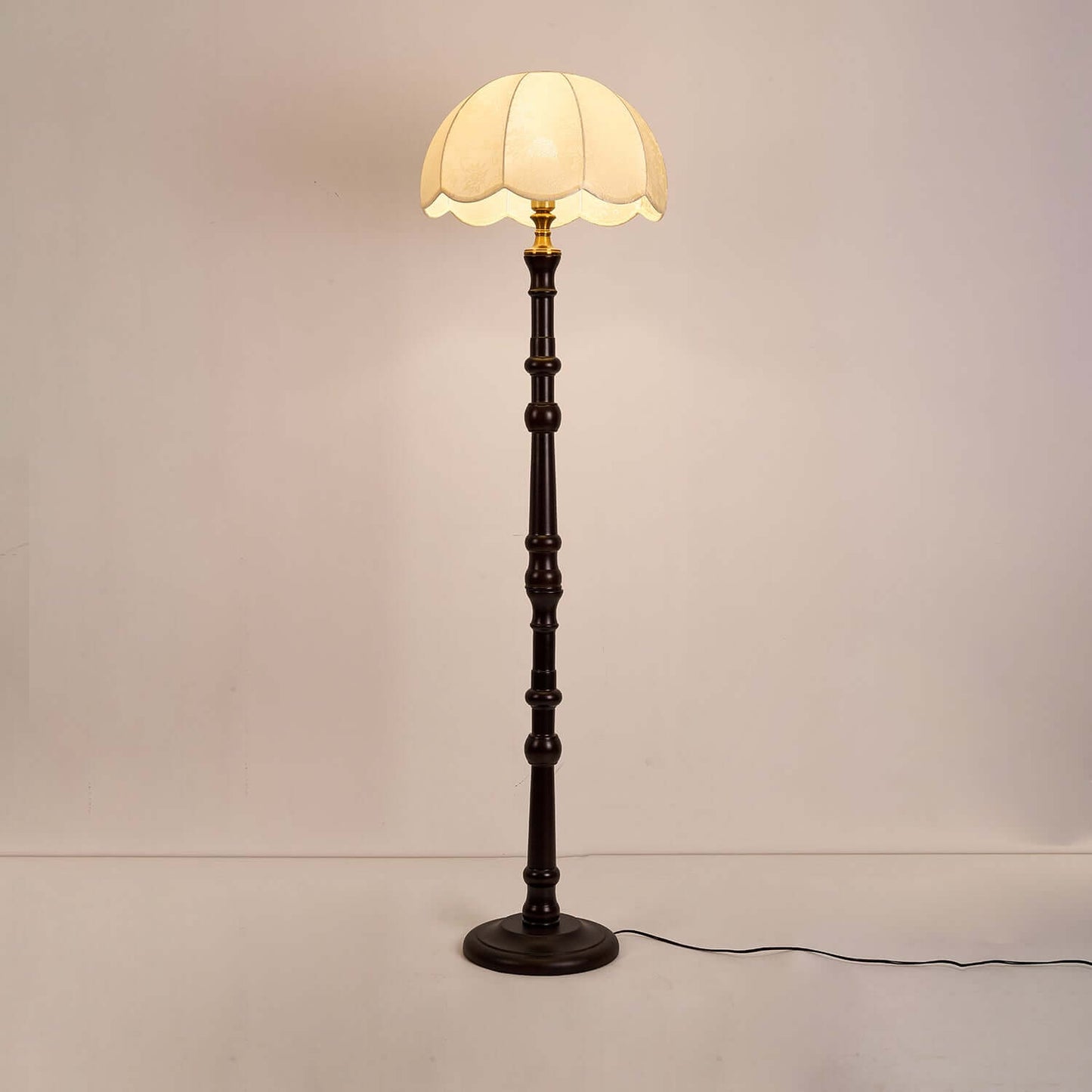Elegant Gulvlampe i Træ med Stofskærm