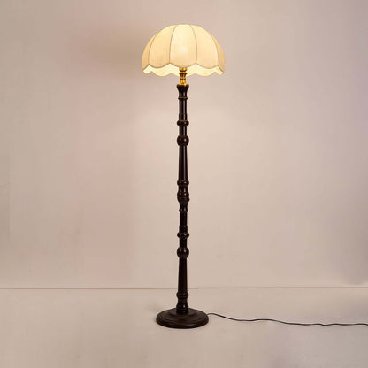Elegant Gulvlampe i Træ med Stofskærm