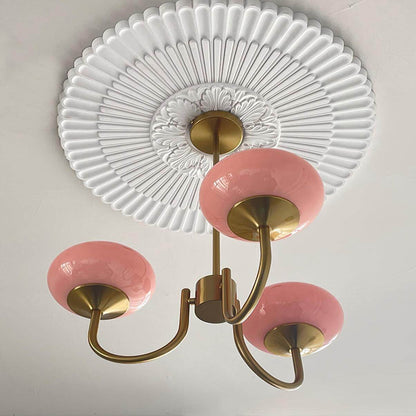 Elegant Lysekrone med Gyldne Detaljer & Lyserøde Glasskærme