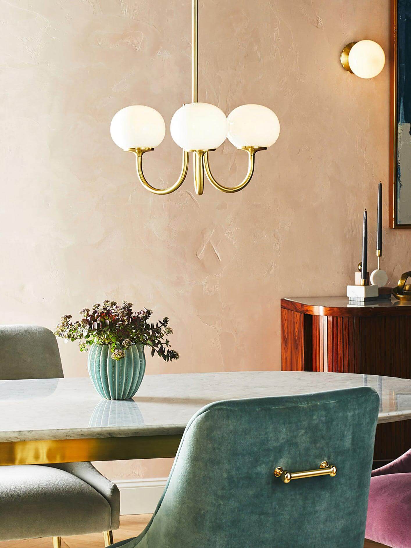 Elegant Lysekrone med Gyldne Detaljer & Lyserøde Glasskærme
