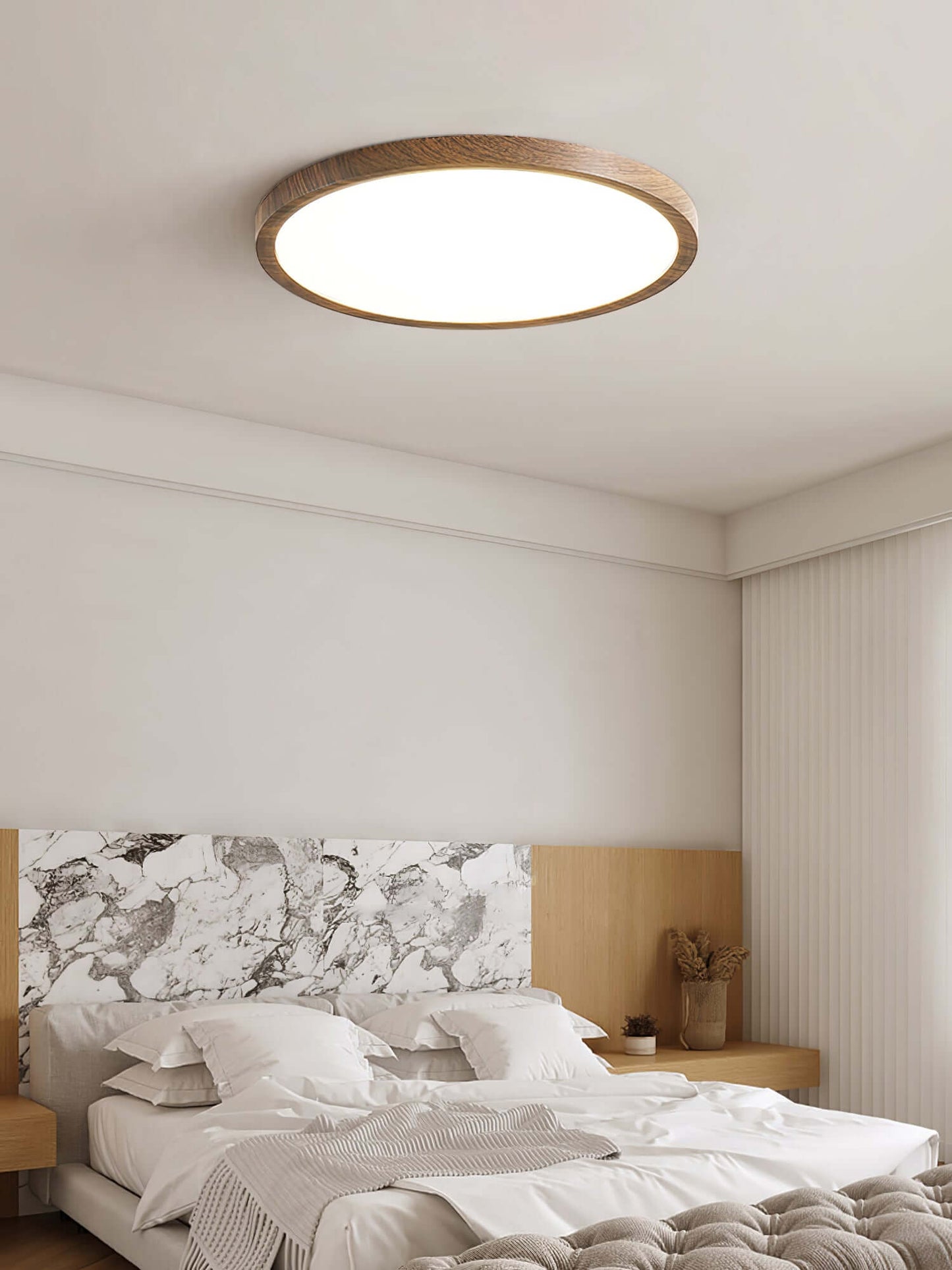 Ultratynd Rund Loftslampe i Akryl med Metalfinish
