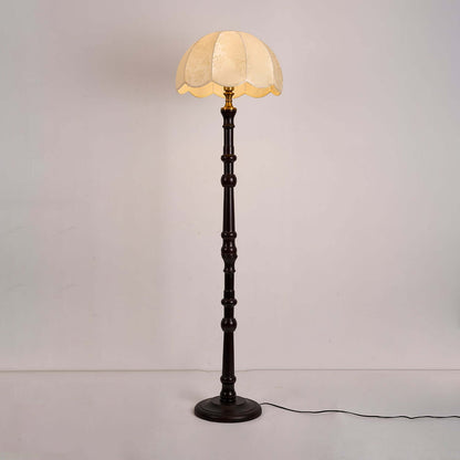Elegant Gulvlampe i Træ med Stofskærm