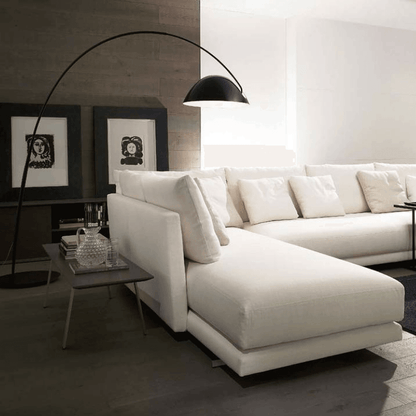 Justerbar bue gulvlampe i metal