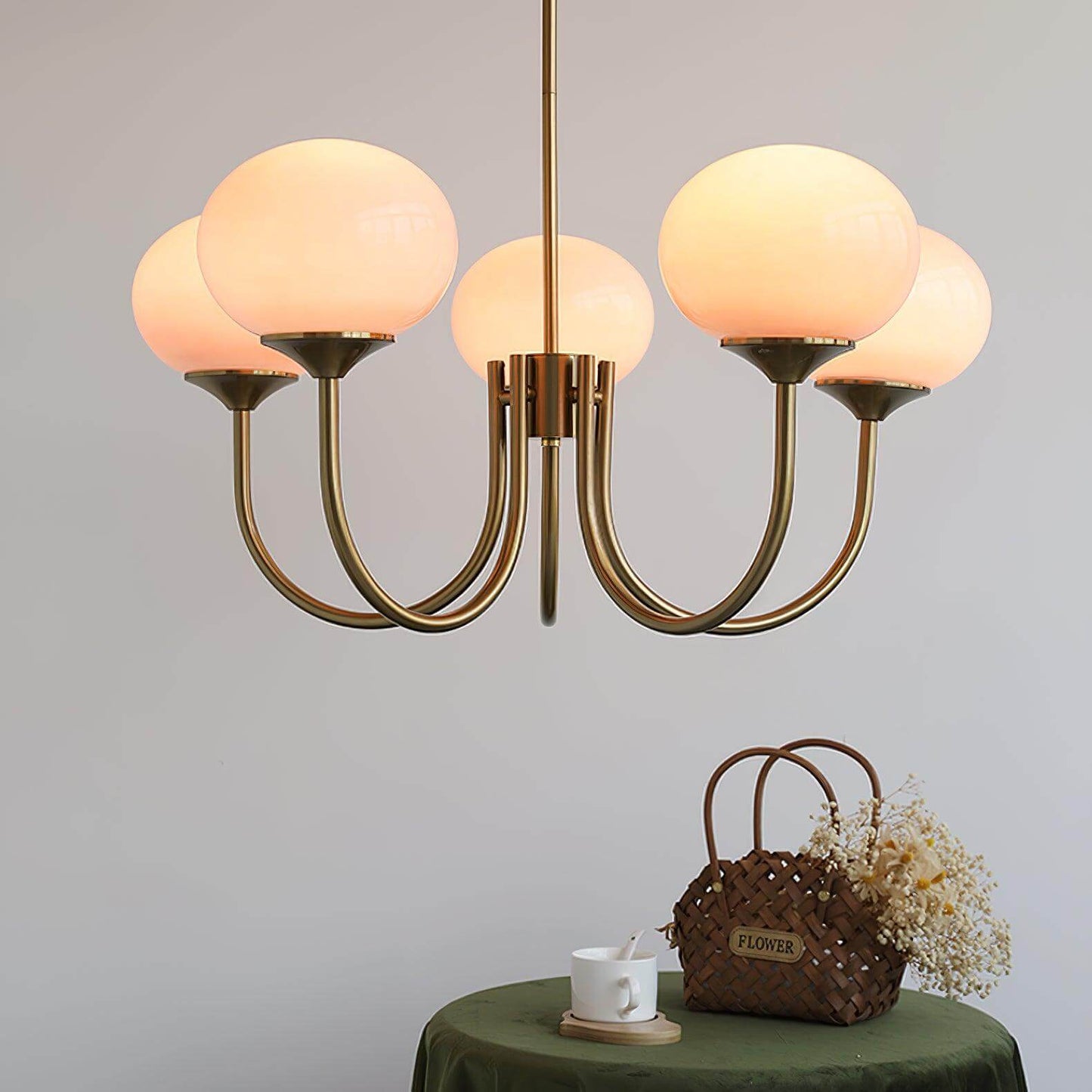 Elegant Lysekrone med Gyldne Detaljer & Lyserøde Glasskærme