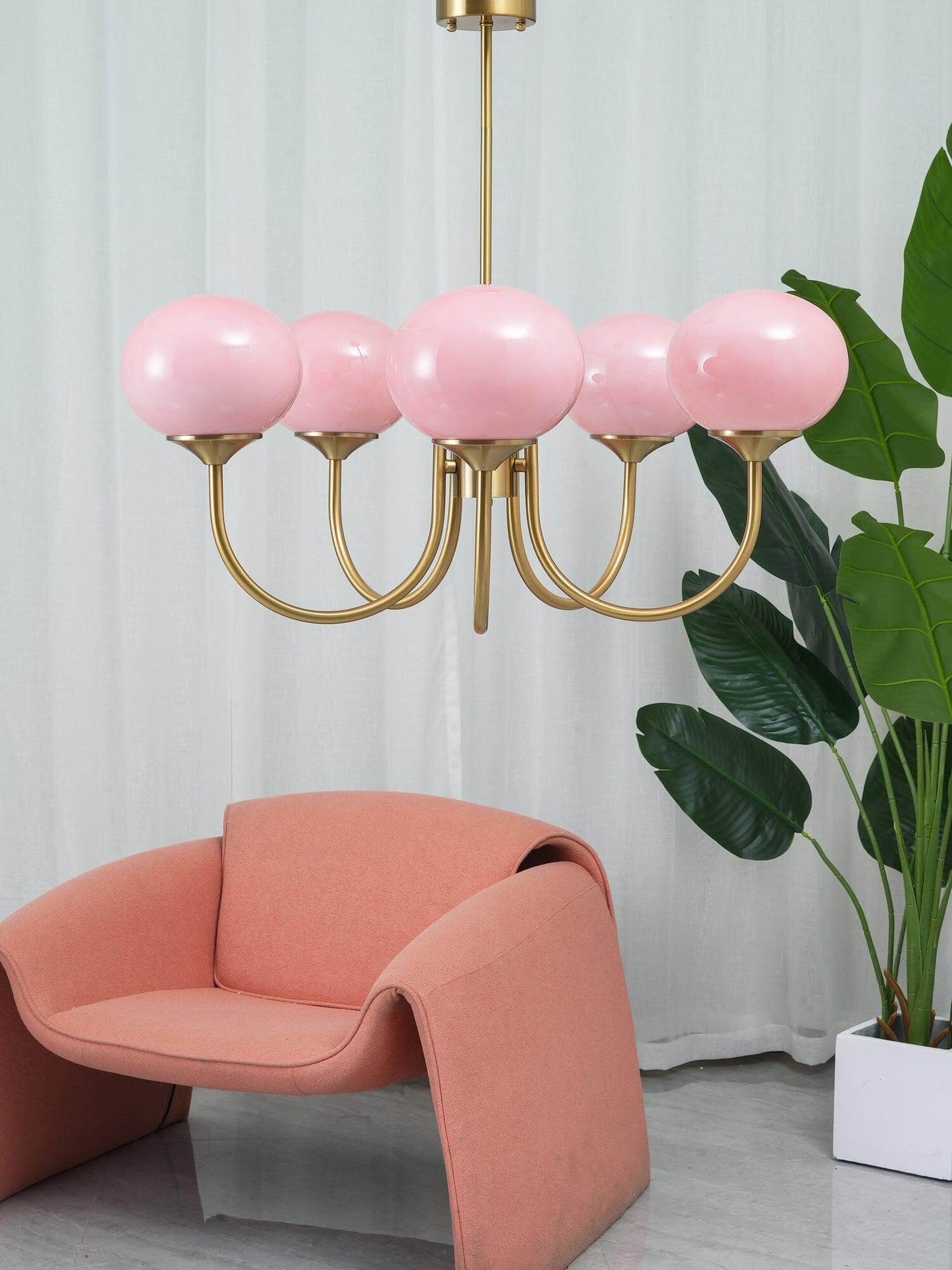 Elegant Lysekrone med Gyldne Detaljer & Lyserøde Glasskærme