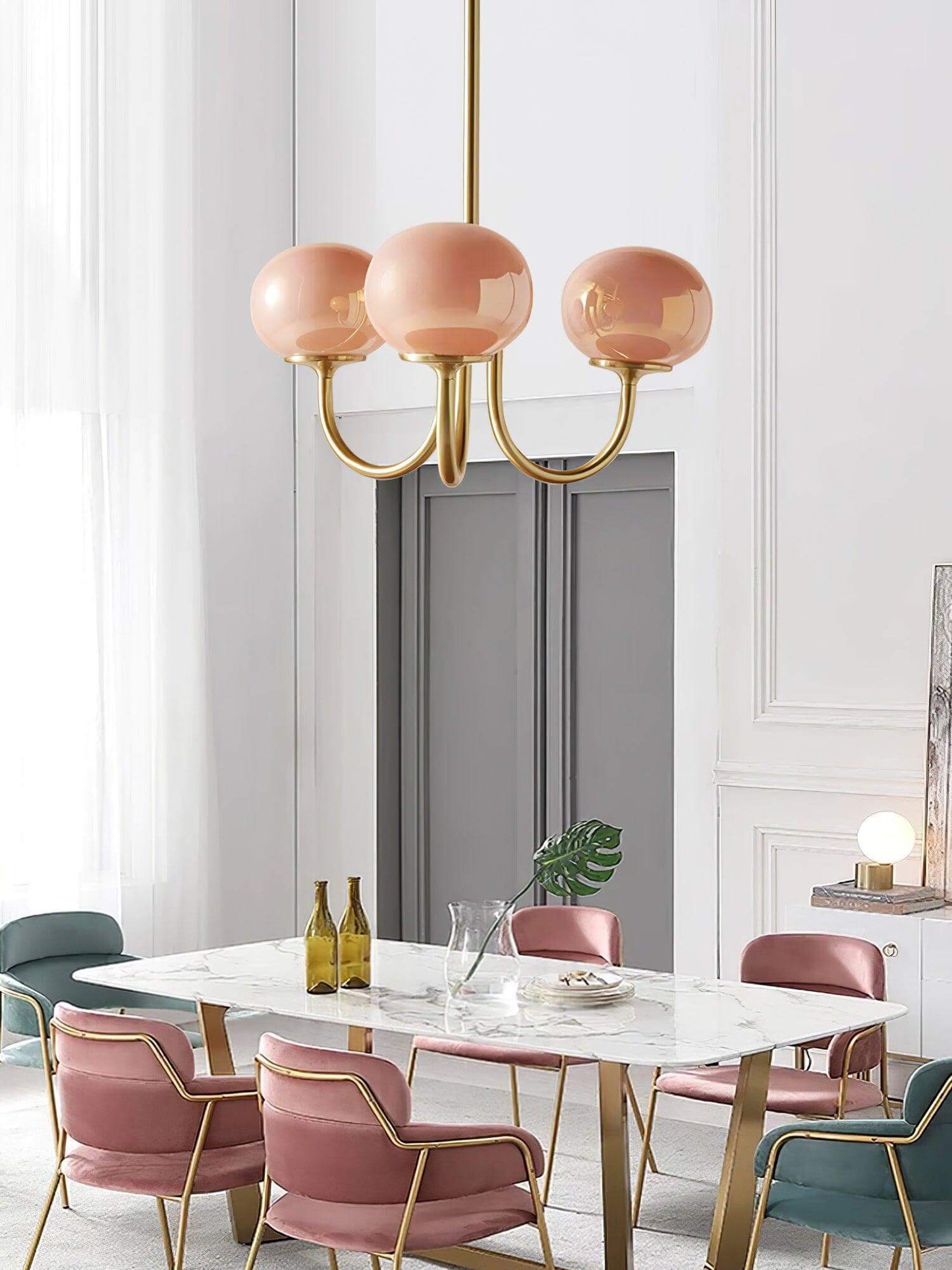 Elegant Lysekrone med Gyldne Detaljer & Lyserøde Glasskærme