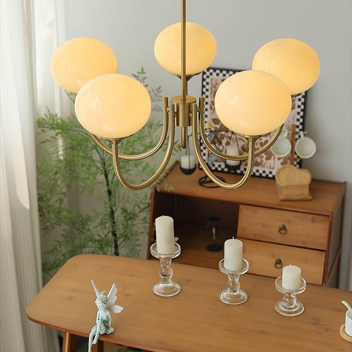 Elegant Lysekrone med Gyldne Detaljer & Lyserøde Glasskærme