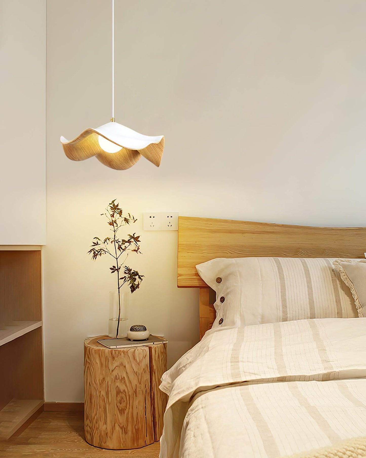 Unik Lotus Pendellampe i Harpiks & Metal