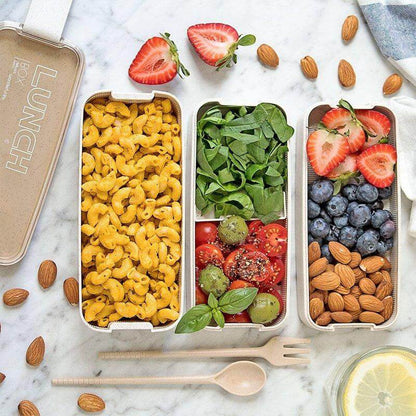 "3-lags bento madkasse i beige og lyserød, lufttæt, mikrobølge- og opvaskemaskinesikker, ideel til frokostopbevaring."