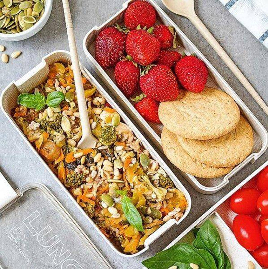 "3-lags bento madkasse i beige og lyserød, lufttæt, mikrobølge- og opvaskemaskinesikker, ideel til frokostopbevaring."