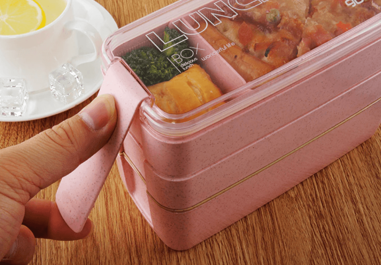 "3-lags bento madkasse i beige og lyserød, lufttæt, mikrobølge- og opvaskemaskinesikker, ideel til frokostopbevaring."