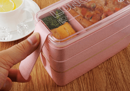 "3-lags bento madkasse i beige og lyserød, lufttæt, mikrobølge- og opvaskemaskinesikker, ideel til frokostopbevaring."