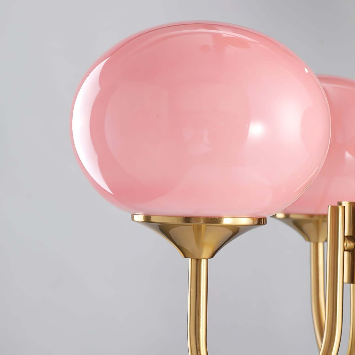 Elegant Lysekrone med Gyldne Detaljer & Lyserøde Glasskærme