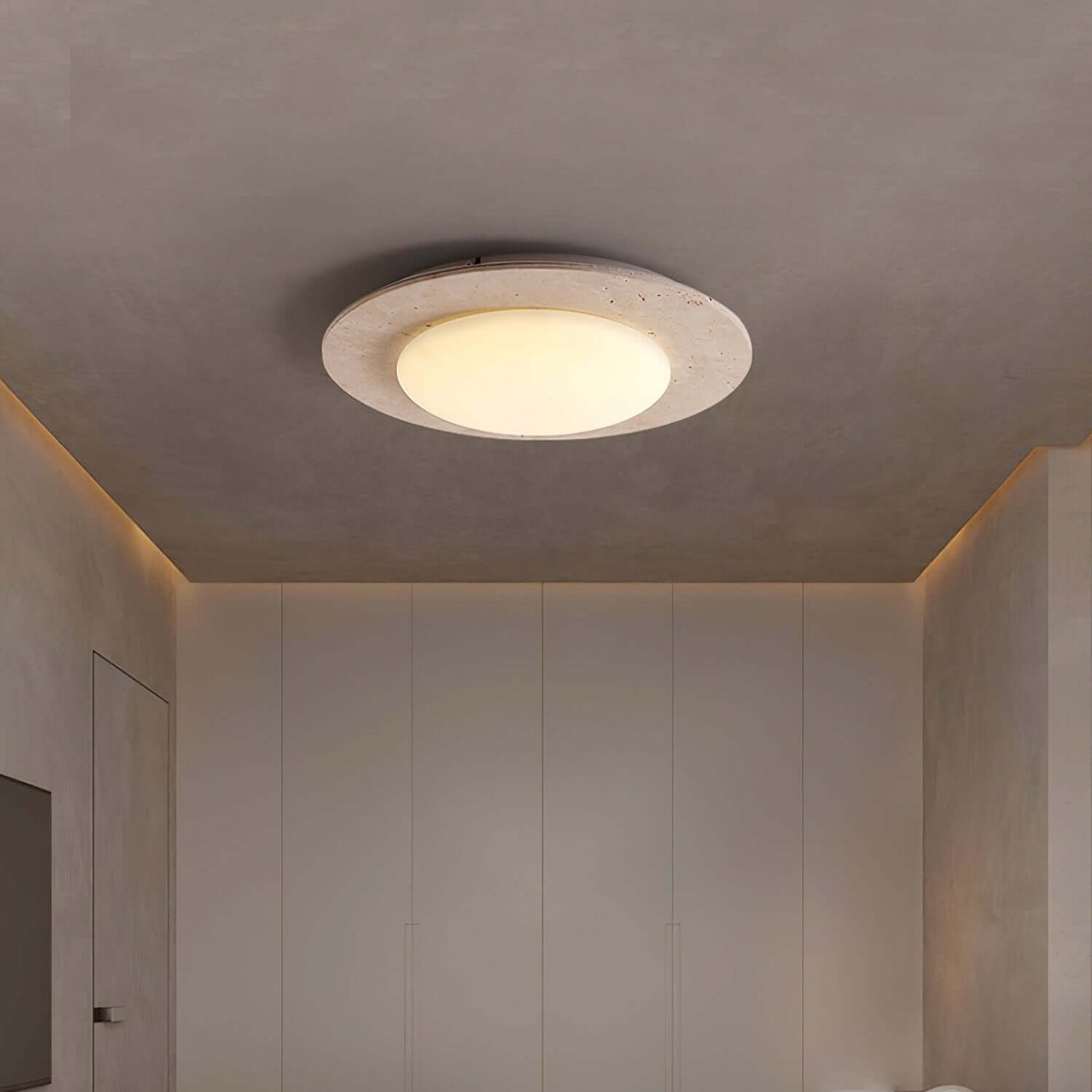 Kuppelformet loftslampe i travertin og træ