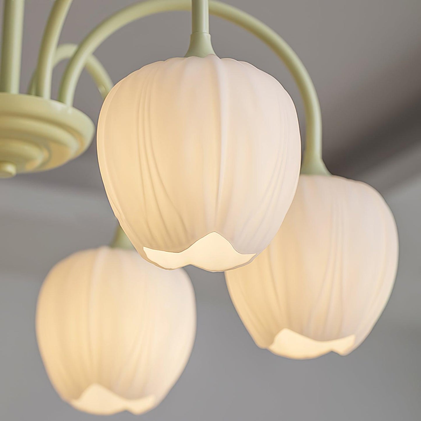 Elegant Matcha Lysekrone i Tulipandesign