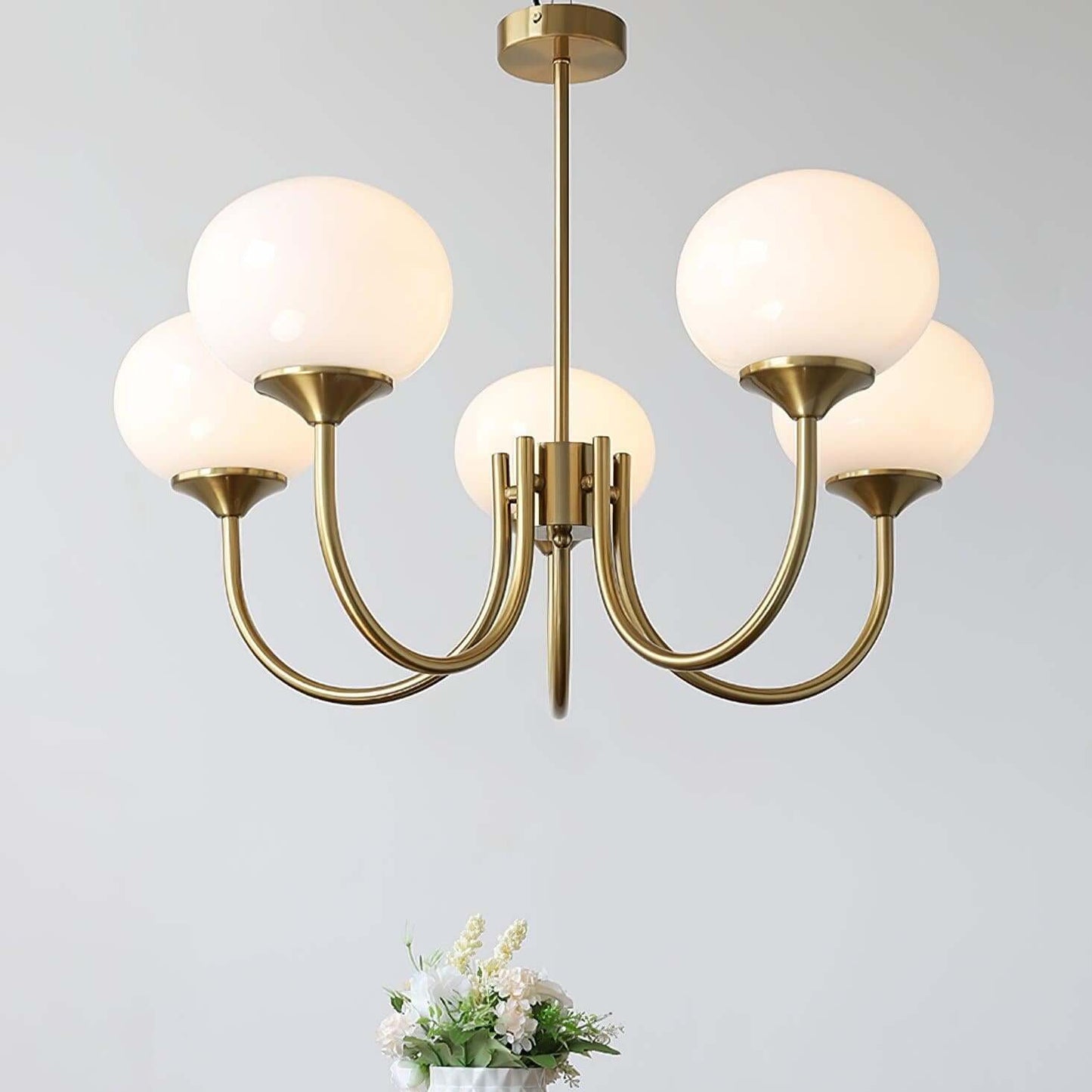 Elegant Lysekrone med Gyldne Detaljer & Lyserøde Glasskærme