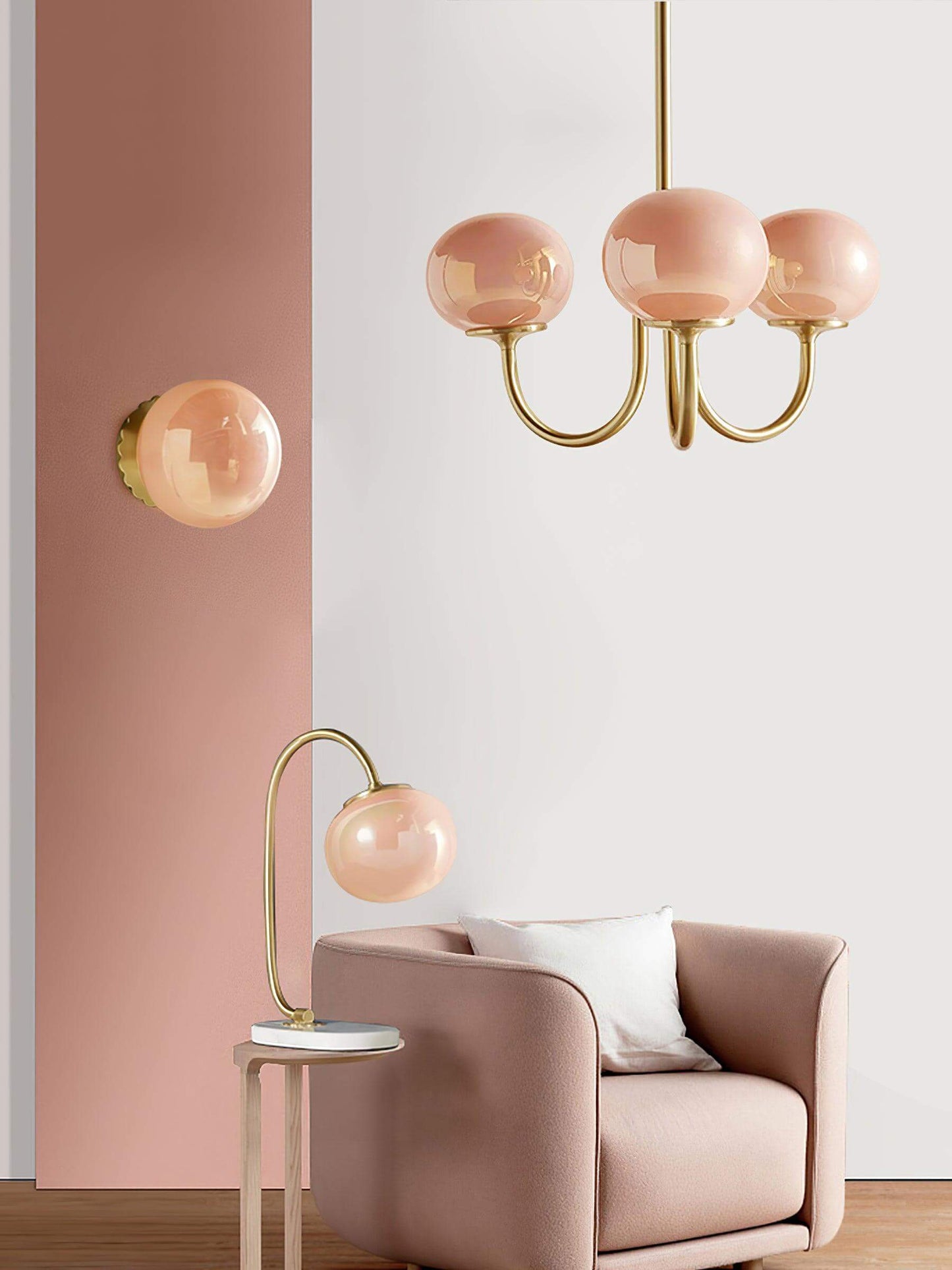 Elegant Lysekrone med Gyldne Detaljer & Lyserøde Glasskærme
