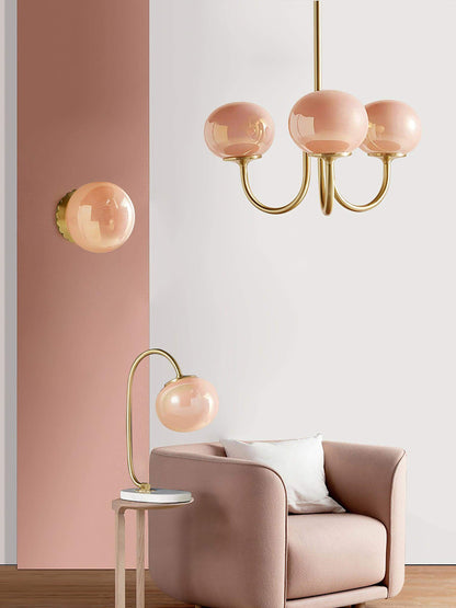 Elegant Lysekrone med Gyldne Detaljer & Lyserøde Glasskærme