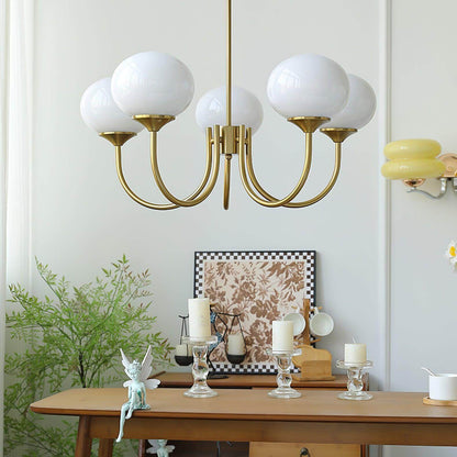 Elegant Lysekrone med Gyldne Detaljer & Lyserøde Glasskærme