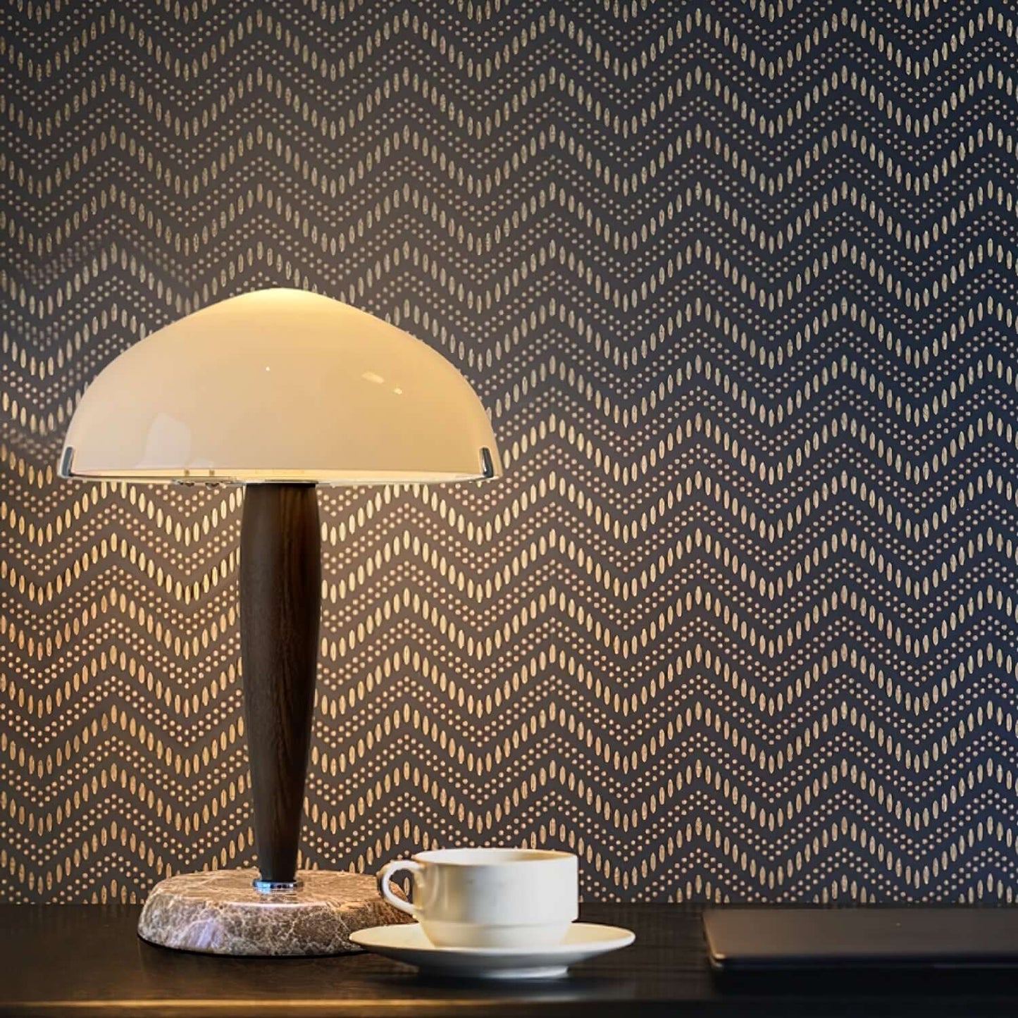 Elegant Bordlampe i Valnød & Marmor