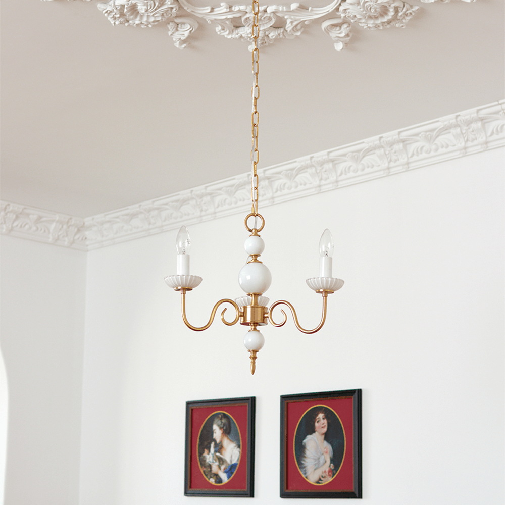 Elegant Retro Lysekrone i Cremefarvet Glas