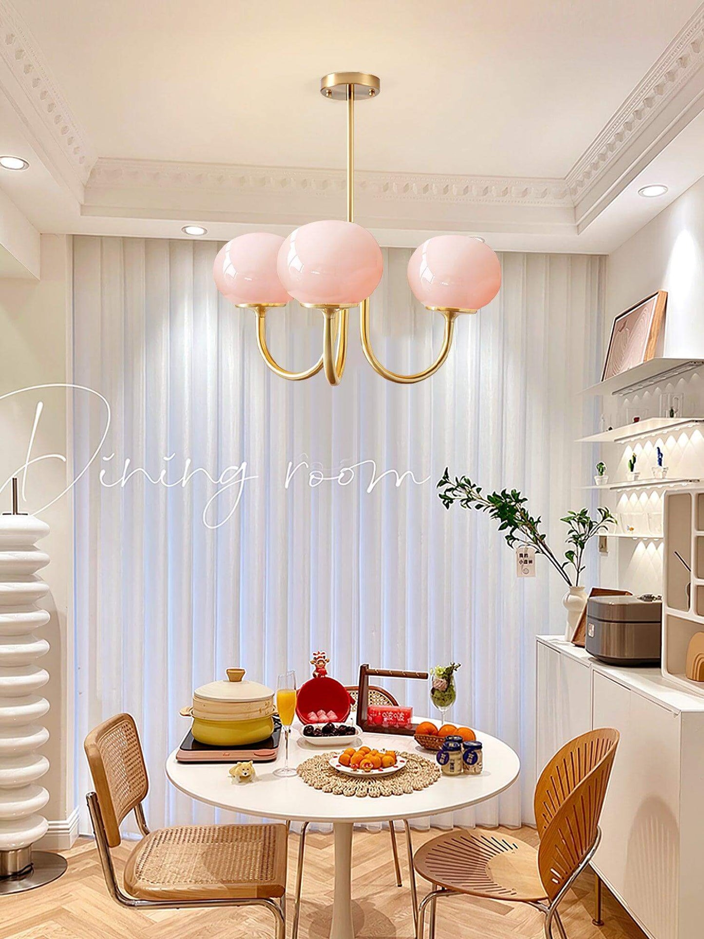 Elegant Lysekrone med Gyldne Detaljer & Lyserøde Glasskærme