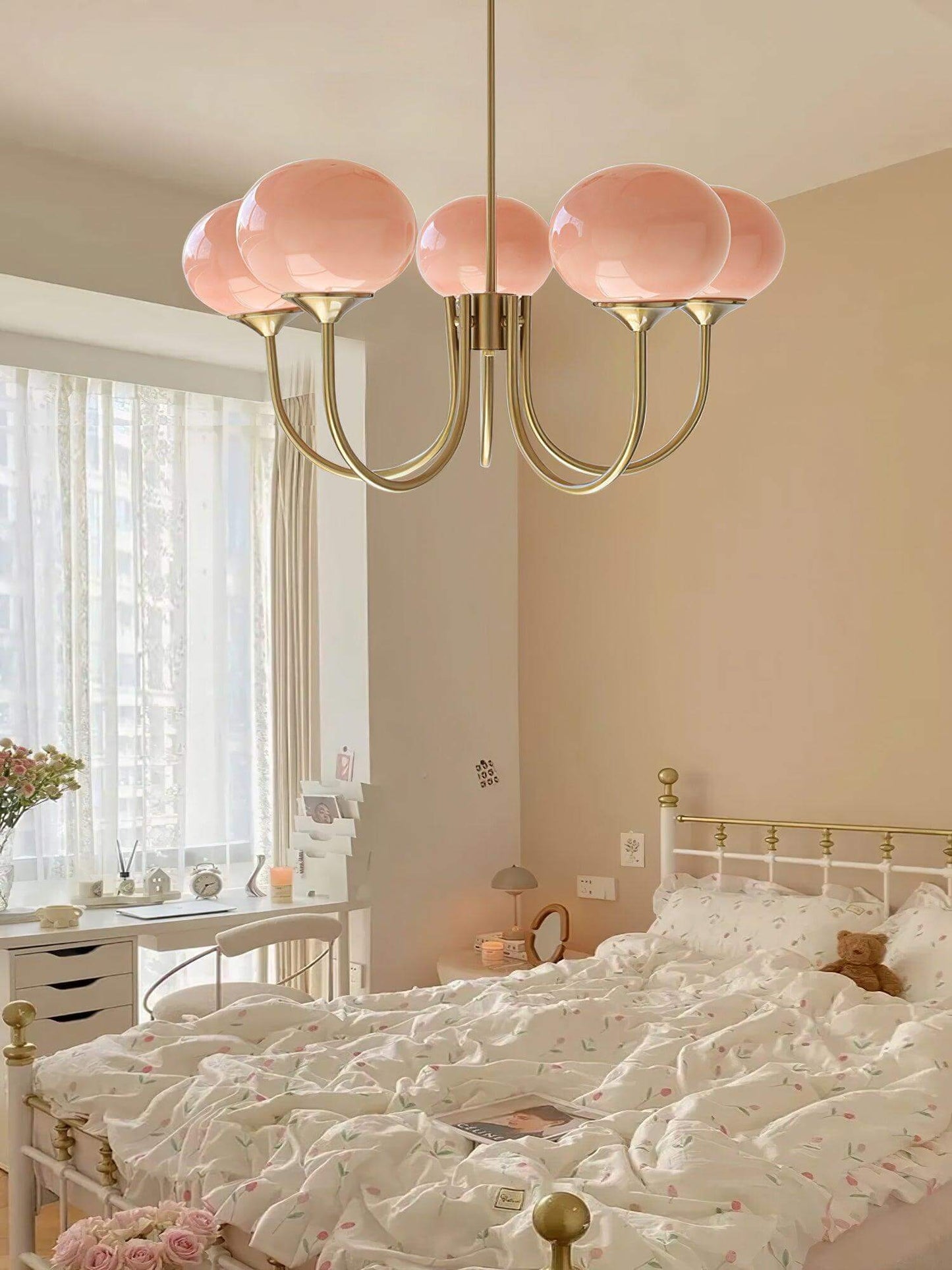 Elegant Lysekrone med Gyldne Detaljer & Lyserøde Glasskærme
