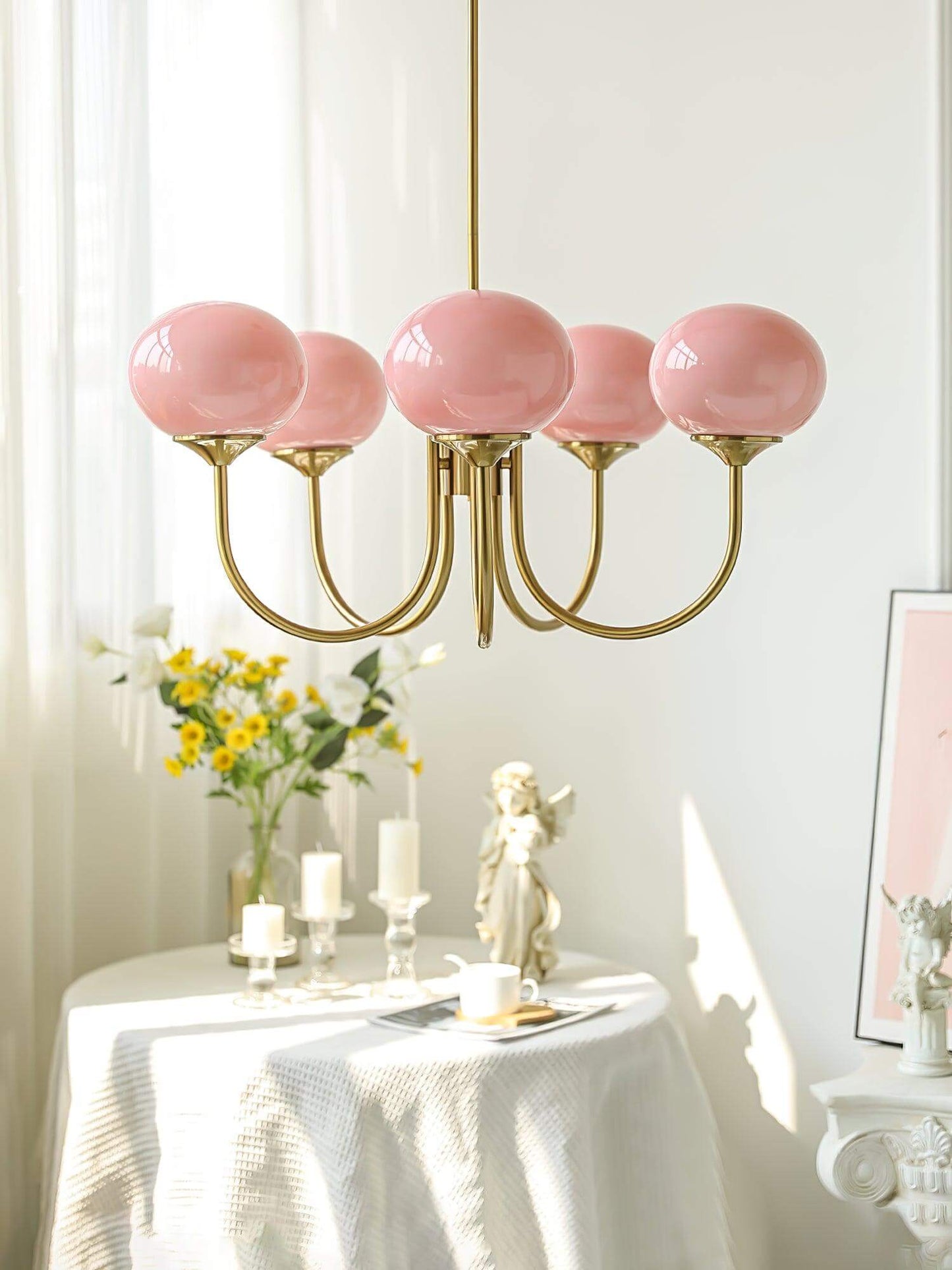 Elegant Lysekrone med Gyldne Detaljer & Lyserøde Glasskærme