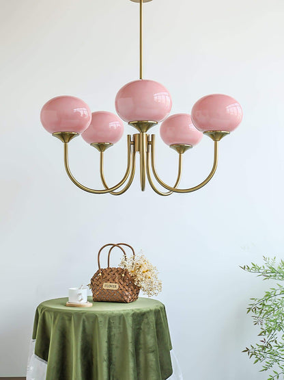 Elegant Lysekrone med Gyldne Detaljer & Lyserøde Glasskærme