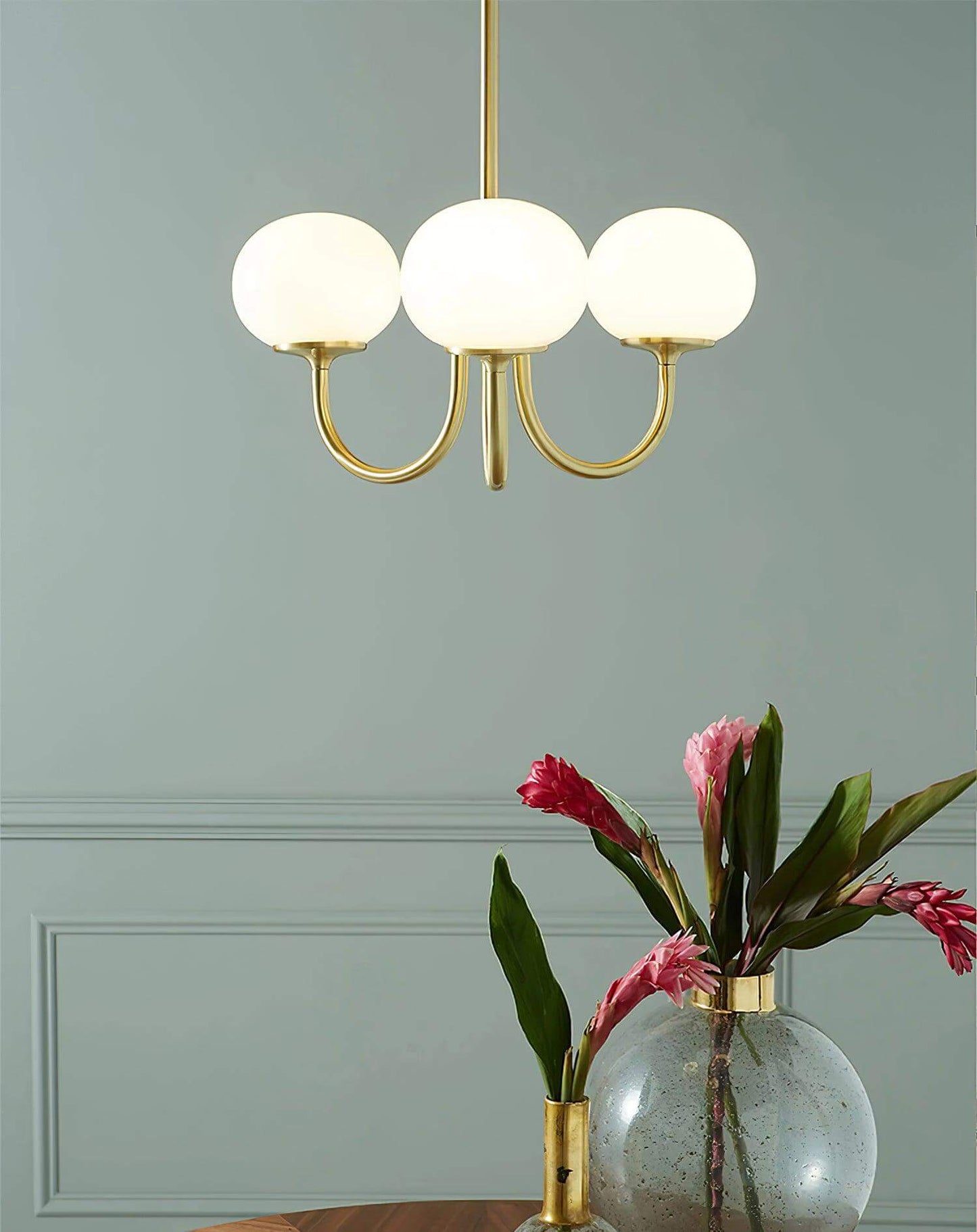 Elegant Lysekrone med Gyldne Detaljer & Lyserøde Glasskærme