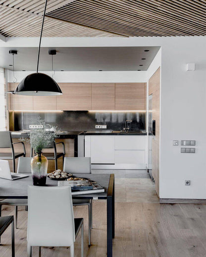 Justerbar bue gulvlampe i metal