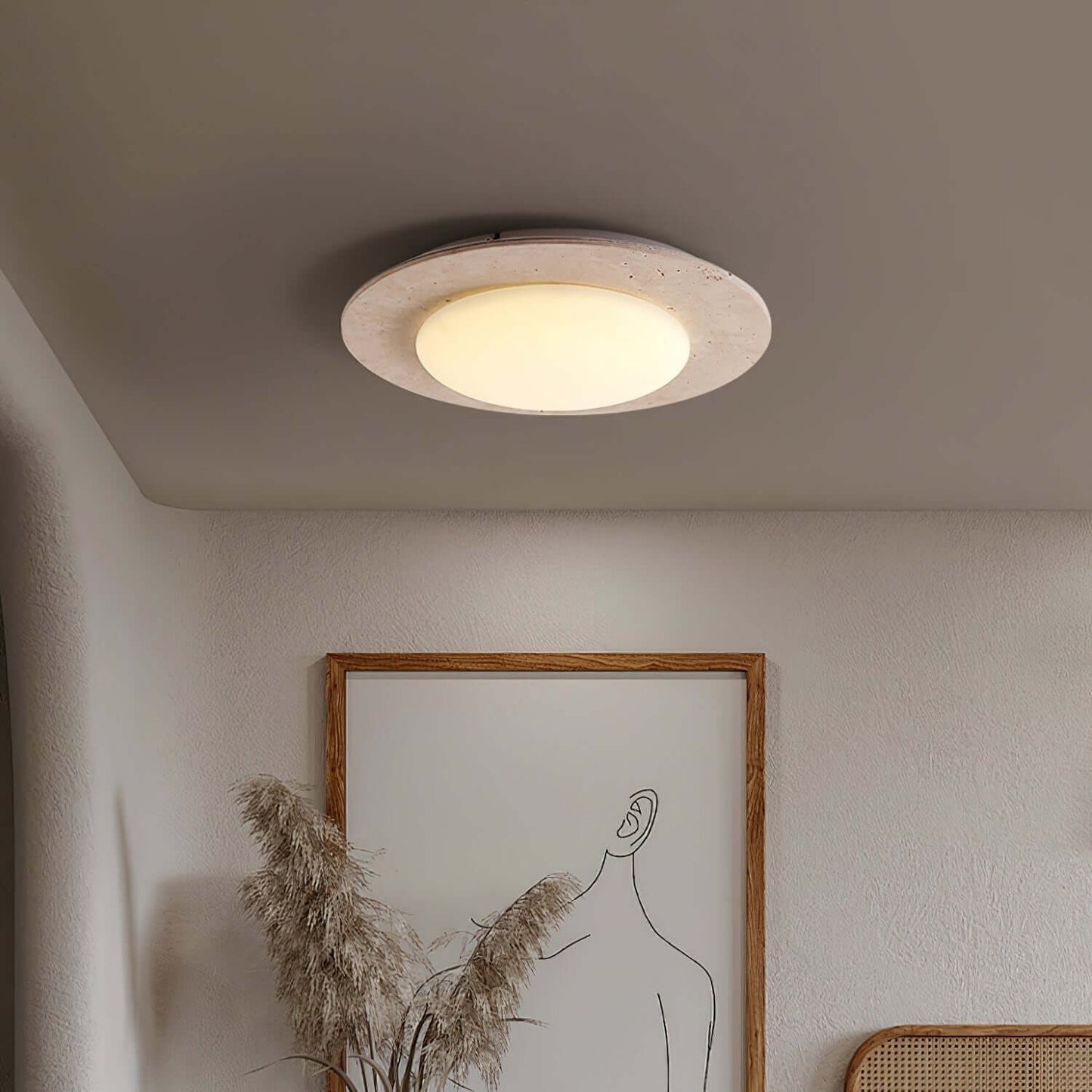 Kuppelformet loftslampe i travertin og træ