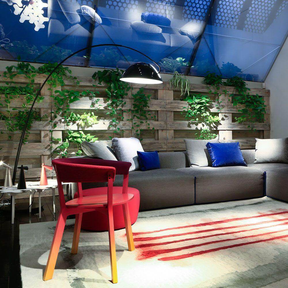 Justerbar bue gulvlampe i metal