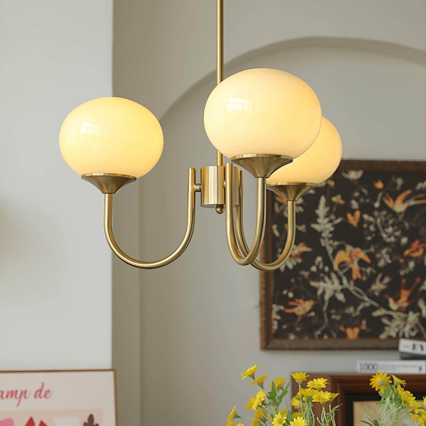 Elegant Lysekrone med Gyldne Detaljer & Lyserøde Glasskærme