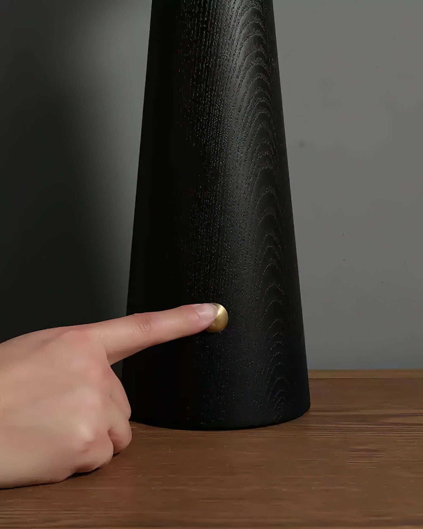 Skyformet LED Bordlampe - Justerbar Belysning